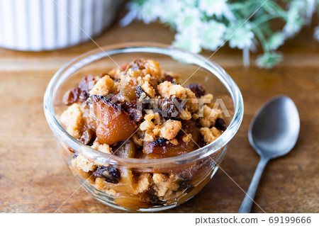 Apple crumble with low sweetness 69199666