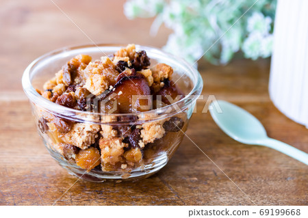 Apple crumble with low sweetness 69199668