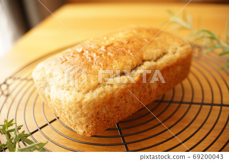 Serve delicious pound cake with rosemary 69200043