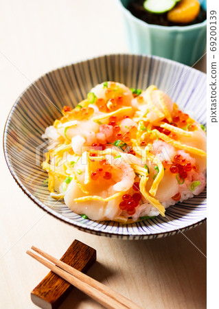 Scallops and shrimp seafood leaflets 69200139