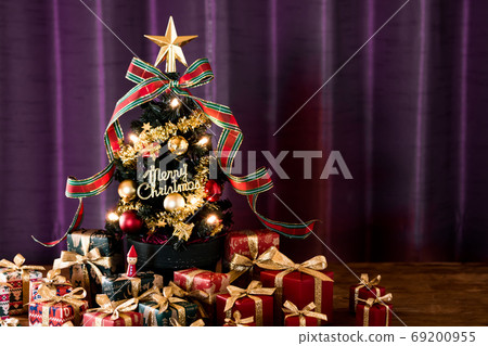 聖誕樹和許多聖誕禮物 聖誕樹和許多聖誕禮物 69200955