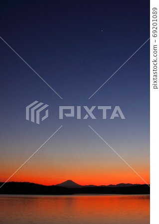 Upside Down Mt Fuji And The First Star Stock Photo 69201089 Pixta