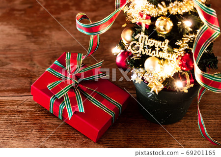 Christmas tree and red present box 69201165