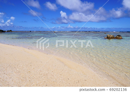 Beautiful beach on a sunny day (Okinerabujima, Amami archipelago, Kagoshima Prefecture) Beautiful beach on a sunny day (Okinerabujima, Amami archipelago, Kagoshima Prefecture) 69202136