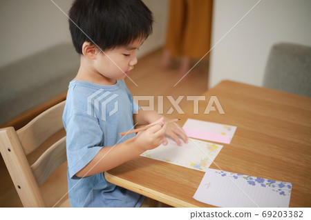 男孩寫一封信 69203382