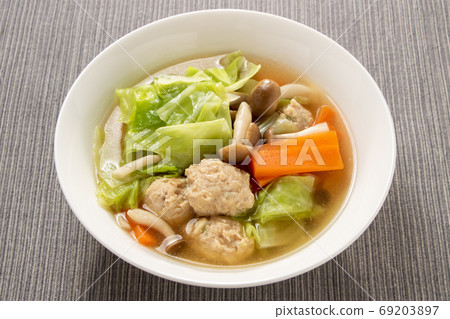 湯裝滿蔬菜和雞肉餃子。 69203897