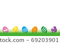 快樂和多彩的複活節彩蛋，在綠草如茵的背景 69203901