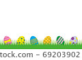 快樂和多彩的複活節彩蛋，在綠草如茵的背景 69203902