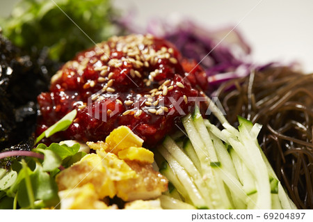 韓式色拉Gochujang色拉配蔬菜和海藻 韓式色拉Gochujang色拉配蔬菜和海藻 69204897