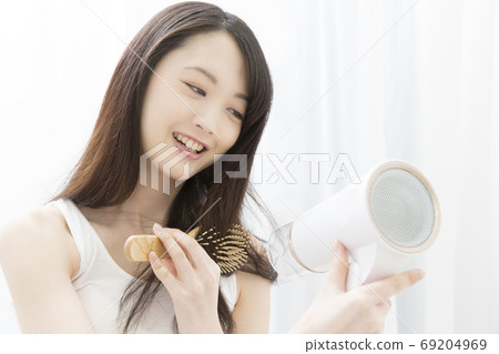 女人乾頭發 69204969
