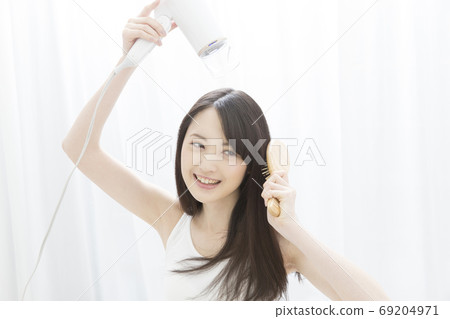 女人乾頭發 女人乾頭發 69204971