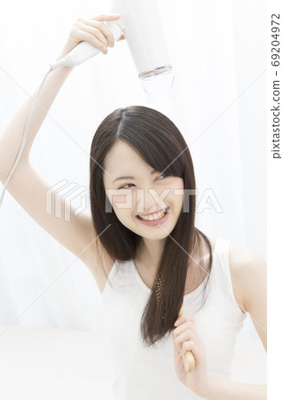 Women dry hair 69204972
