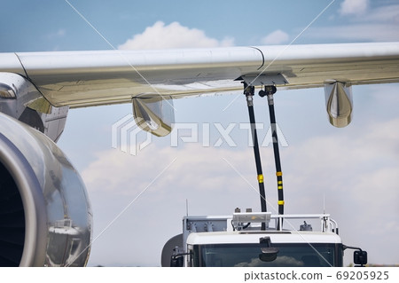 Refueling of airplane 69205925