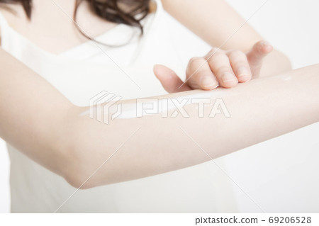 Woman with ugly arms Woman with ugly arms 69206528