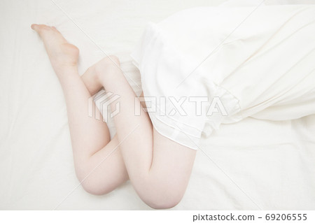 Women's feet 69206555