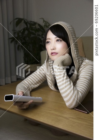 A woman who stays up late A woman who stays up late 69206601