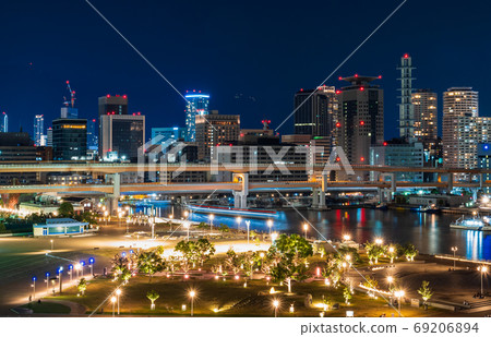 梅里肯公園和神戶市容在晚上 69206894