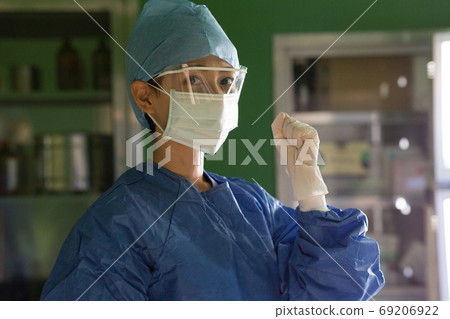 Medical staff wearing surgical clothes 69206922
