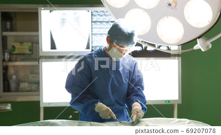 Medical staff wearing surgical clothes 69207078