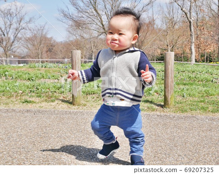 1 year old child walking in the park 69207325