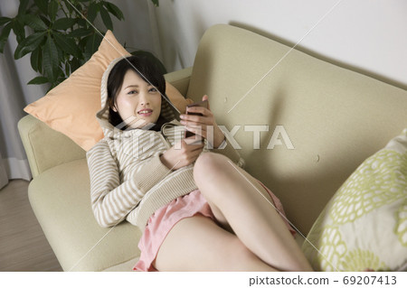 睡覺在沙發的婦女 睡覺在沙發的婦女 69207413