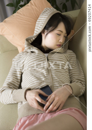 睡覺在沙發的婦女 睡覺在沙發的婦女 69207414