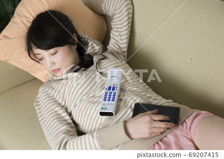 睡覺在沙發的婦女 睡覺在沙發的婦女 69207415