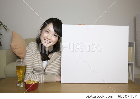 有留言簿的一名婦女 有留言簿的一名婦女 69207417