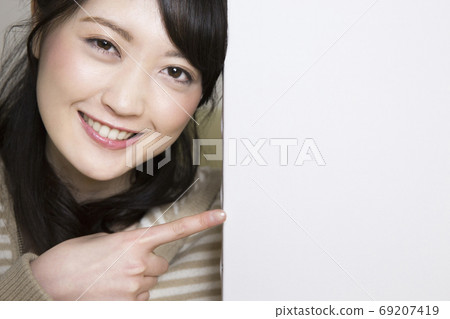有留言簿的一名婦女 有留言簿的一名婦女 69207419