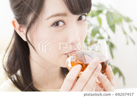 一個女人喝茶 一個女人喝茶 69207457