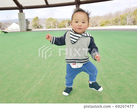 A one-year-old child who starts walking 69207477