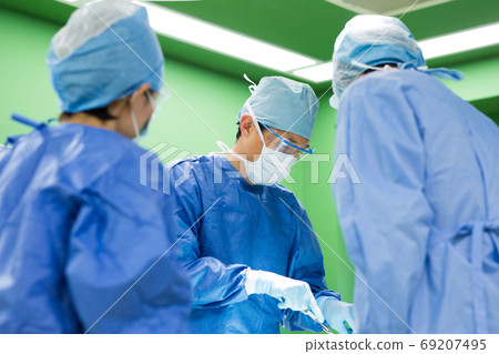 Medical staff performing surgery 69207495