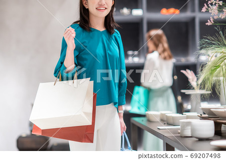 Women shopping: Photographing cooperation: g GIFT AND LIFESTYLE 69207498