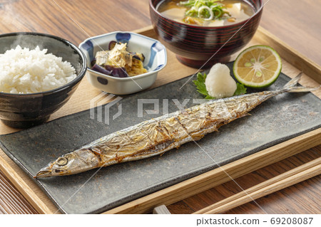 Grilled saury and rice 69208087