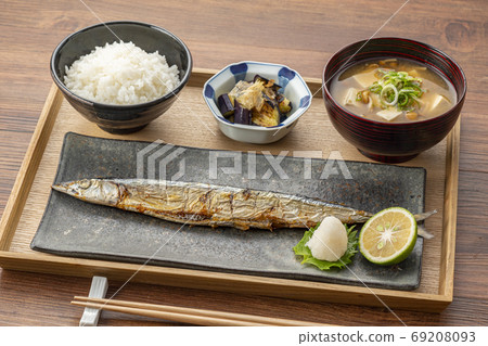 Grilled saury and rice 69208093