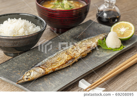 Grilled saury and rice 69208095