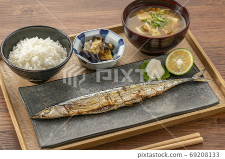 烤秋刀魚和米飯 69208133