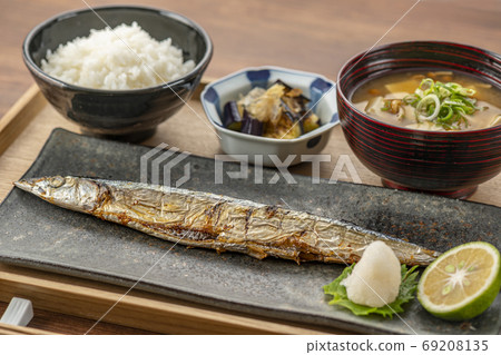 烤秋刀魚和米飯 69208135