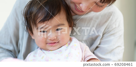 被母親抱著的嬰兒的臉向上橫幅大小 被母親抱著的嬰兒的臉向上橫幅大小 69208461