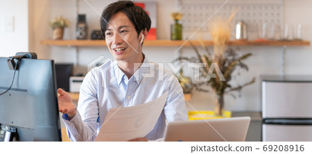 遠程辦公在家裡的客廳裡舉行網絡會議的年輕人橫幅大小 69208916