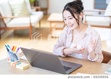 在遠程辦公期間的年輕女子 69208938