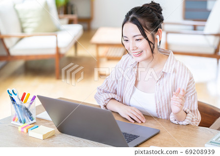 在遠程辦公期間的年輕女子 69208939