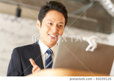 談到網絡攝像頭的商人 69209126