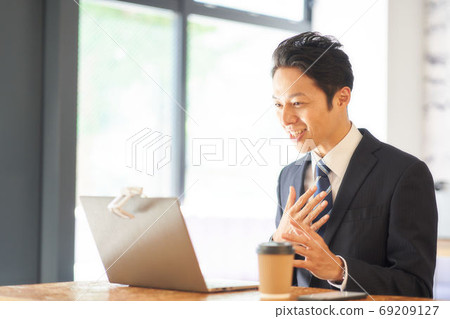 談到網絡攝像頭的商人 69209127