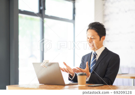 談到網絡攝像頭的商人 69209128