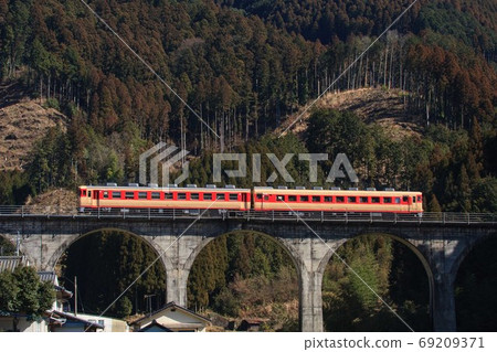 Express train going through the Megane Bridge 69209371