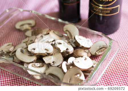 Mushrooms and olive oil on the table 69209372