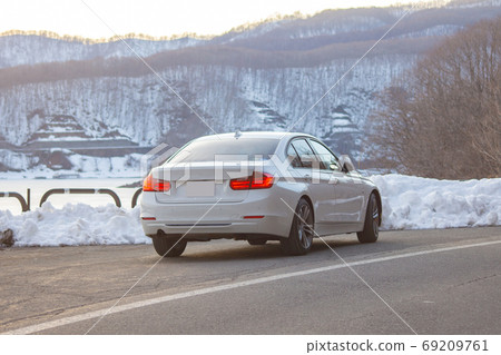 假日駕駛轎車進口車白車山路 69209761