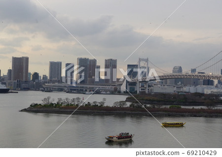 Rainbow Bridge seen from Odaiba 69210429
