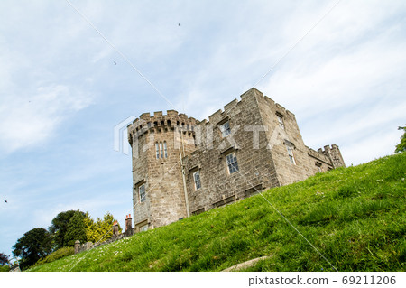 愛丁堡外山坡上的一座歷史悠久的小石頭城堡 69211206